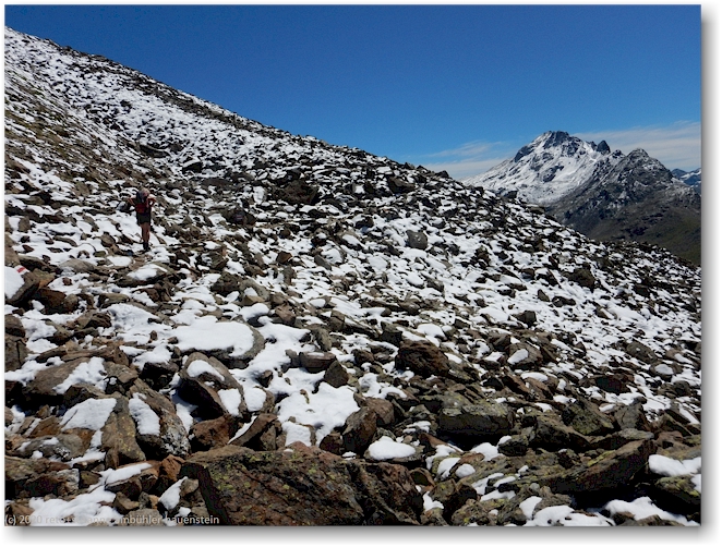 wanderweg durch neuschnee unterhalb des muot da barba peider