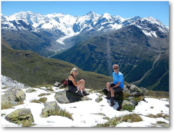 mittagsrast unterhalb des piz cluex mit dem val bernina und dem morteratsch gletscher im hintergrund