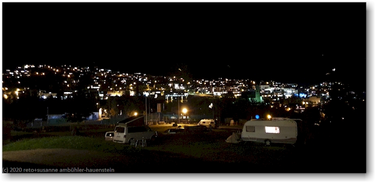 blick vom TCS campingplatz gurlaina auf scuol bei nacht