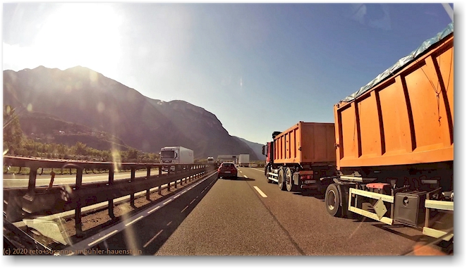 zahlreiche lastwagen auf der A22