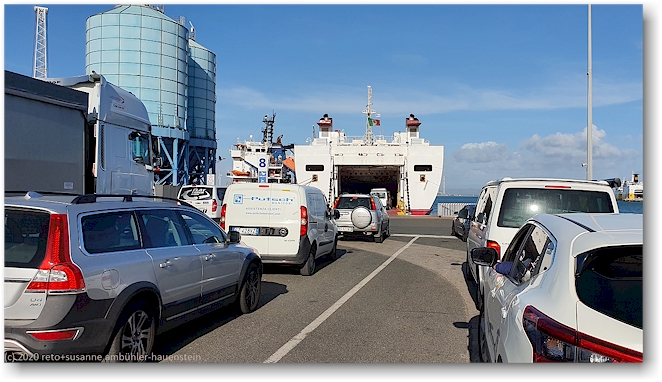 autoverlad auf die faehre im hafen von piombino