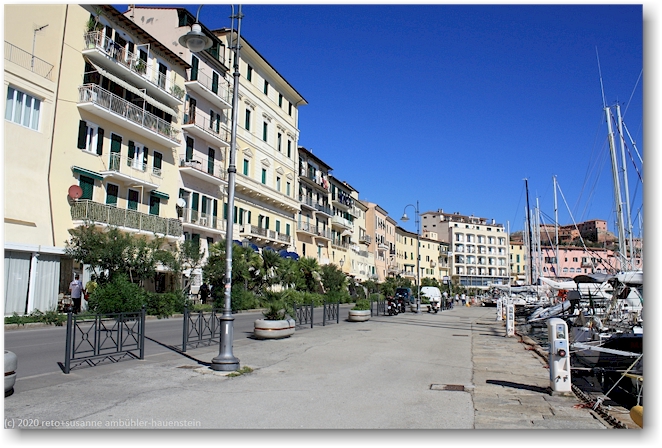 calata giuseppe mazzini entlang der hafenfront in portoferraio