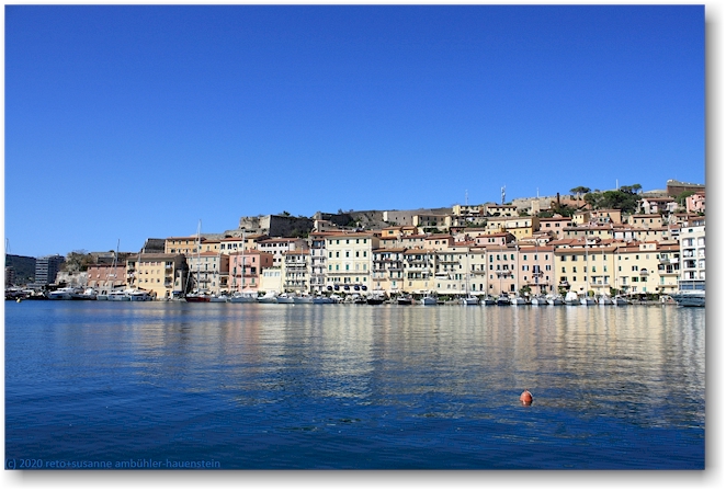 blick von der calata buccari auf die huserfront rund um den hafen von portoferraio