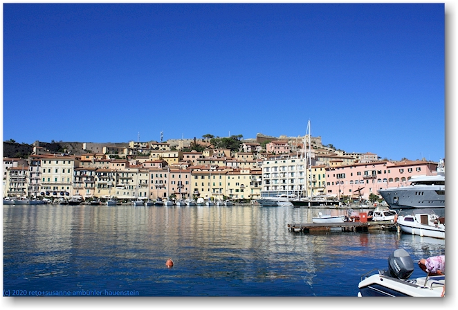 blick von der calata buccari auf die huserfront rund um den hafen von portoferraio