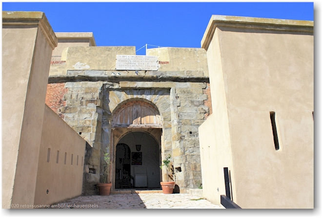 eingang zum forte falcone in portoferraio