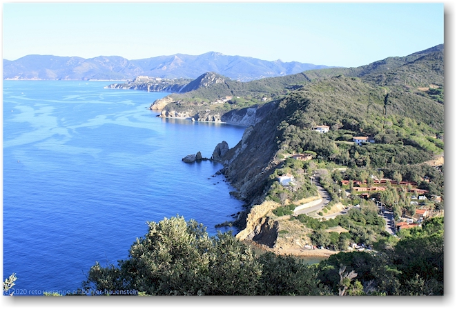 blick von der halbinsel enfola im parco nazionale arcipelago toscano auf die nordkueste mit dem punta di sansone