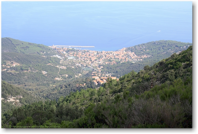 blick auf marciana marina waehrend dem aufstieg zum monte capanne