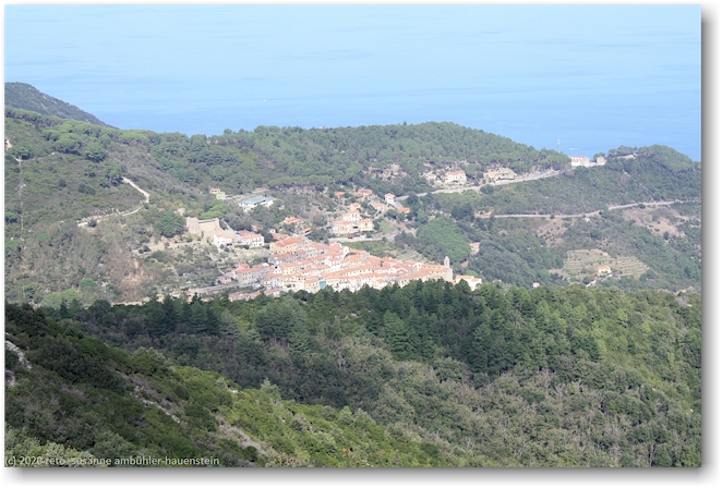 blick auf marciana waehrend dem aufstieg zum monte capanne