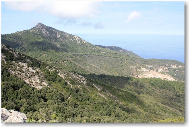 blick richtung monte giove waehrend dem aufstieg zum monte capanne