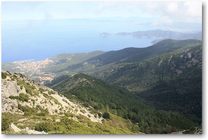 blick vom gipfel des monte capanne auf marciana marina und die nordkueste