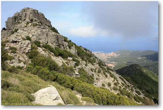 blick vom monte capanne auf den monte corto mit marciana marina im hintergrund