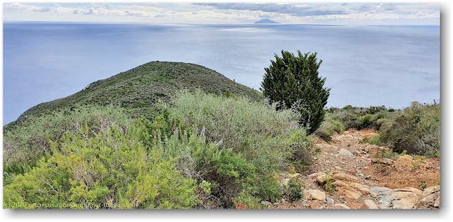 wanderweg richtung capo di fonza mit vorgelagerter insel