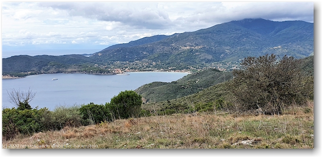 blick vom monte fonza auf den golfo di campo und marina di campo