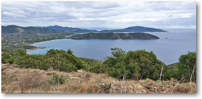 blick auf den golfo di lacona mit capo della stella und dem monte calamita dahinter