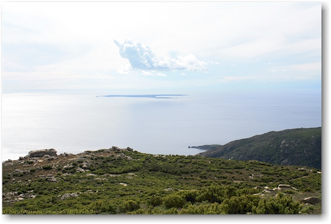 blick vom masso alla quata auf die suedkueste und eine vorgelagerte insel