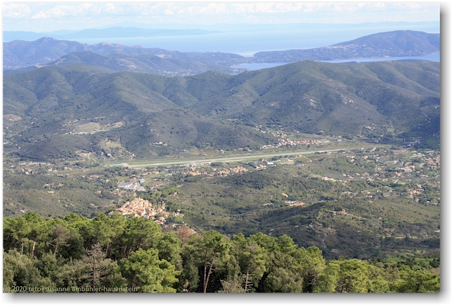 blick vom masso alla quata auf die piste des flugplatz von marina di campo