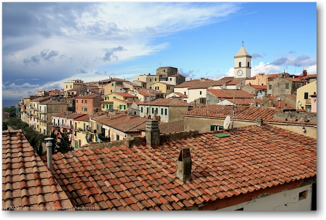 blick von der piazza giacomo matteotti auf capoliveri