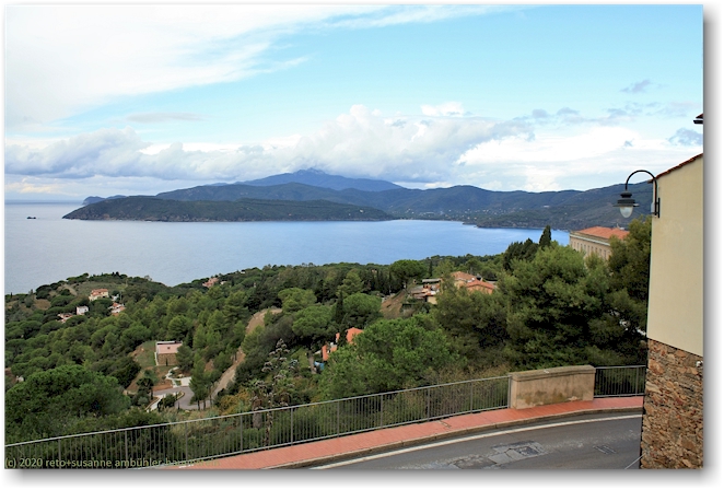 blick vom ende der via roma in capoliveri auf den golfo stella