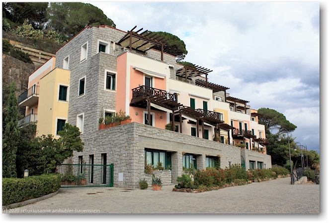 schoene appartemente beim hafen von porto azzurro