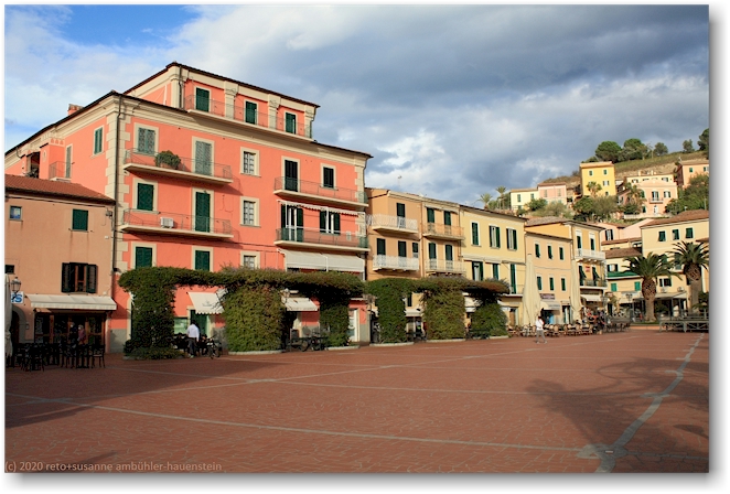 piazza giacomo matteotti im zentrum von porto azzurro