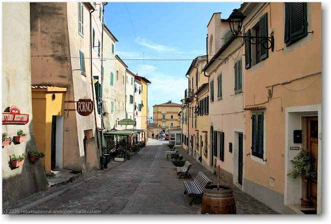 schmale strasse im zentrum von rio nell'elba