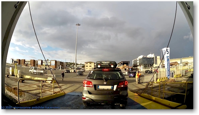 verlassen der faehre im hafen von piombino