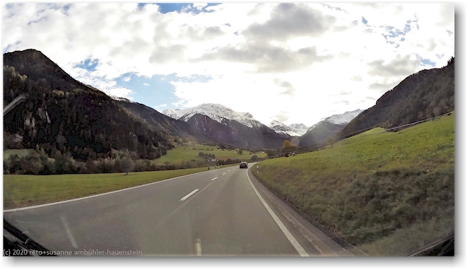 blick von der ofenpassstrasse auf verschneite berge