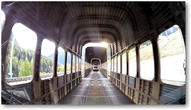 autozug bei der verladestation sagliains des vereinatunnels