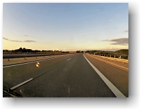 unterwegs auf der A81 in der abenddaemmerung