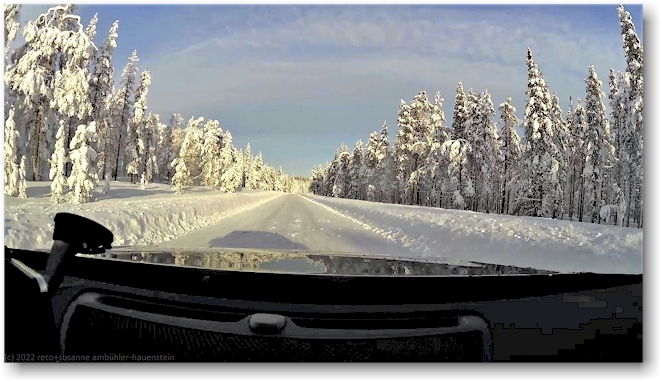 strasse 404 durch einen fantastischen winterwald in nordschweden