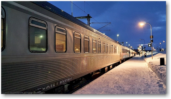 nachtzug im bahnhof kiruna