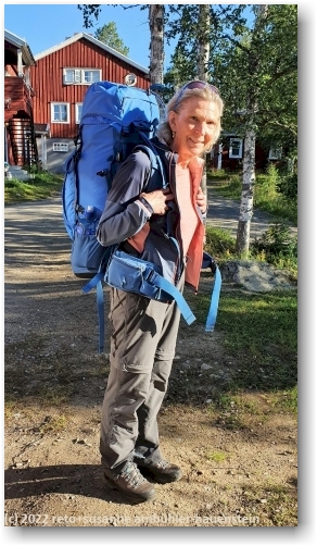 susanne vor der fjaellstation kvikkjokk, bereit fuer den letzten abschnitt auf dem kungsleden