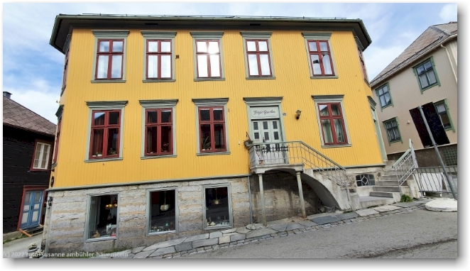 gebaeude im historischen stadtteil von roros