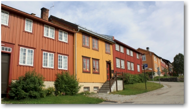 haeuserreihe im historischen stadtteil von roros
