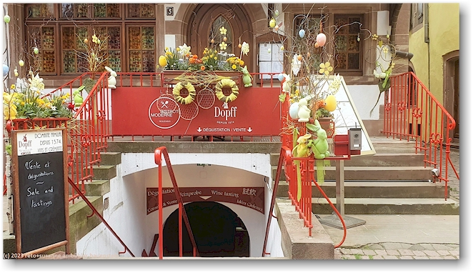 ueppig dekorierter eingang zu einer weinstube in riquewihr
