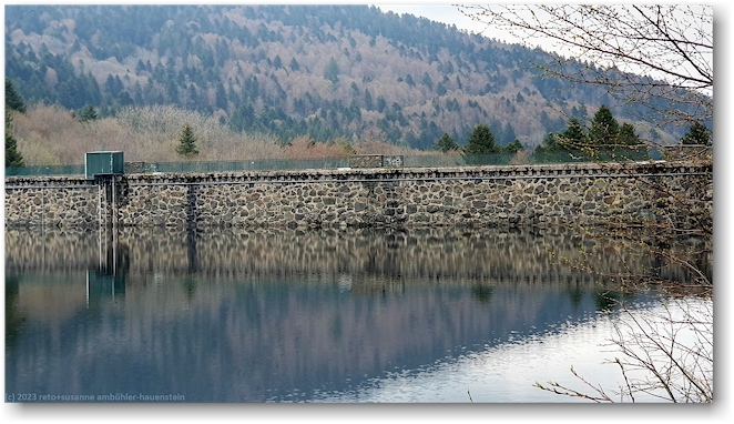staudamm am oestlichen ende des lac de la lauch