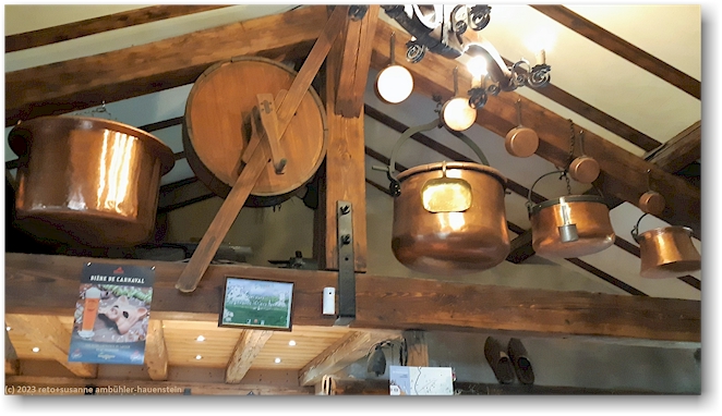 polierte kupferkessel und -pfannen in der ferme auberge du markstein