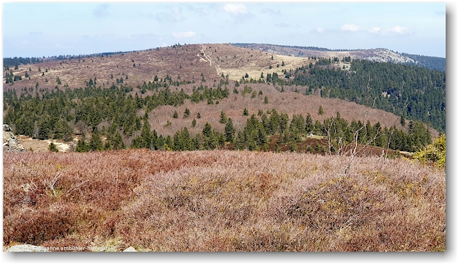 blick vom gipfel des le tanet auf die unbewaldeten huegel im norden