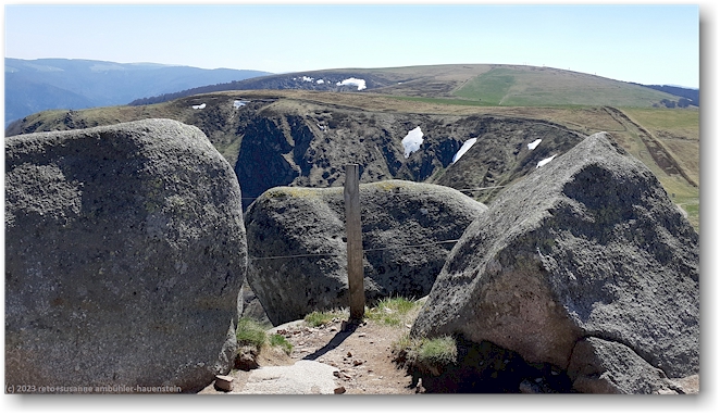 kleine schneeresten entlang der krete bei hohneck auf 1250 m.ue.m