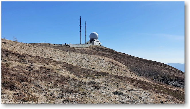 markante radarstation auf dem grand ballon auf 1424 m.ue.m