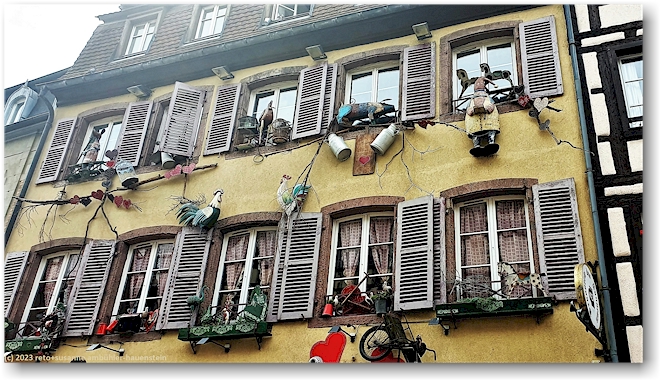 fantasievolle dekoration der fassade an der brasserie des tanneurs im stadtzentrum von colmar