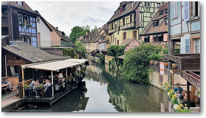 lauschige terrassen der restaurants beidseits der kanalisierten lauch im stadtzentrum von colmar