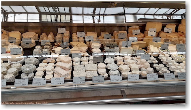 eindrueckliche kaese-auslage in der markthalle im stadtzentrum von colmar