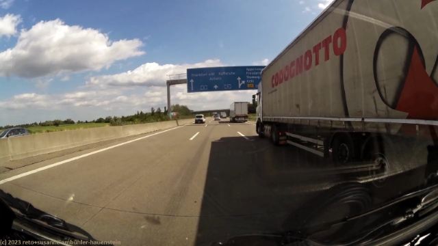 zahlreiche lastwagen auf der A5 auf der hoehe der autobahnausfahrt appenweier