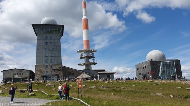 gipfel des brocken mit mast und brockenhaus