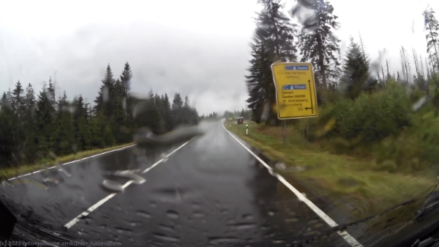 fahrt ueber die B4 bei heftigem regen