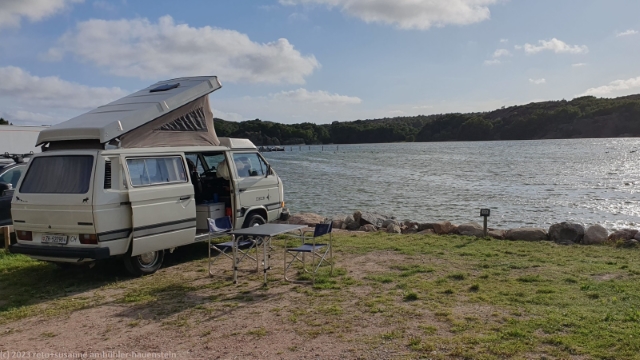 unser jogi am ufer des hamburgsund auf dem roerviks camping