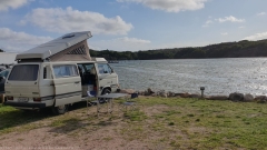 unser jogi am ufer des hamburgsund auf dem roerviks camping