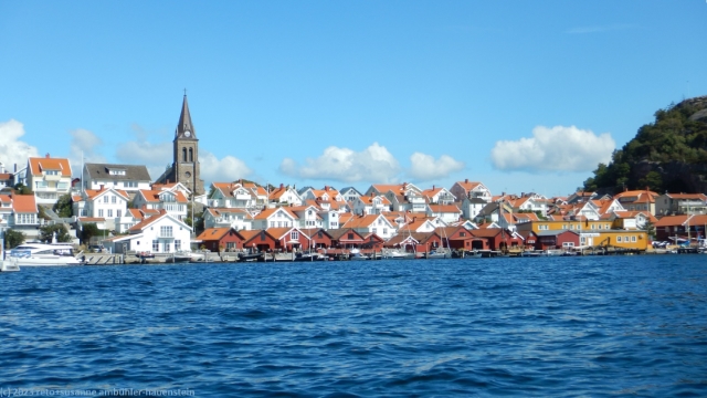 blick vom fjaellbackafjord auf das zentrum von fjaellbacka