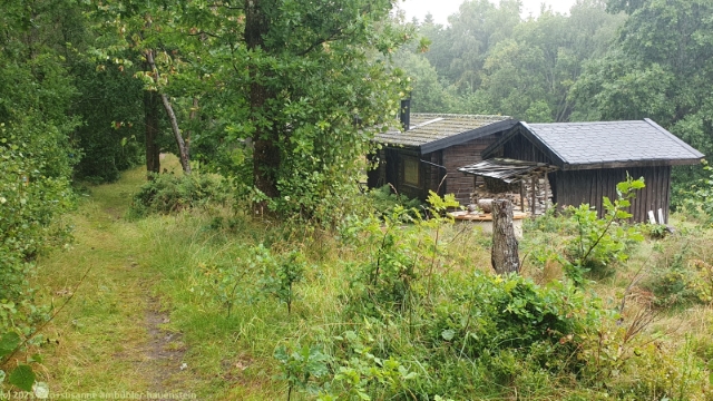 wanderweg und waldhaus bei hunnebostrand